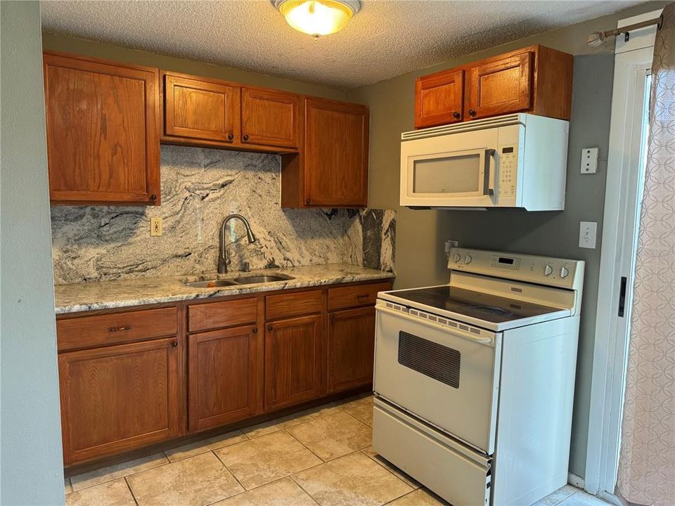 For Sale: $298,500 (3 beds, 1 baths, 912 Square Feet)