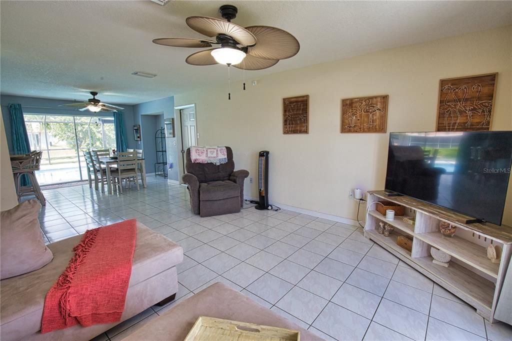 En Venta: $289,900 (3 camas, 2 baños, 1675 Pies cuadrados)
