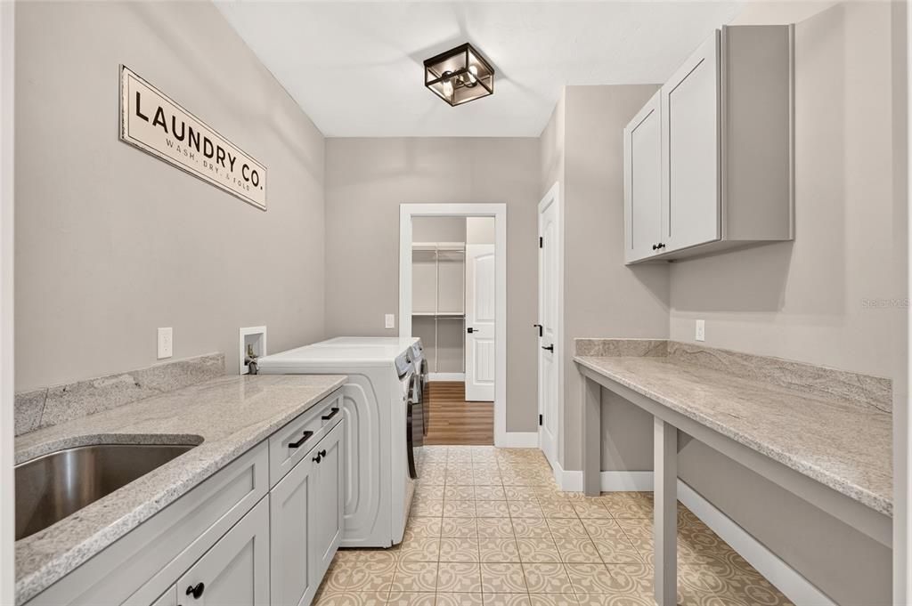En Venta: $715,000 (3 camas, 2 baños, 2430 Pies cuadrados)