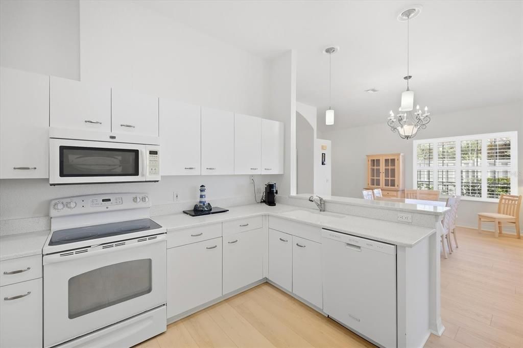 На продажу: $329,900 (2 спален, 2 ванн, 1496 Квадратных фут)