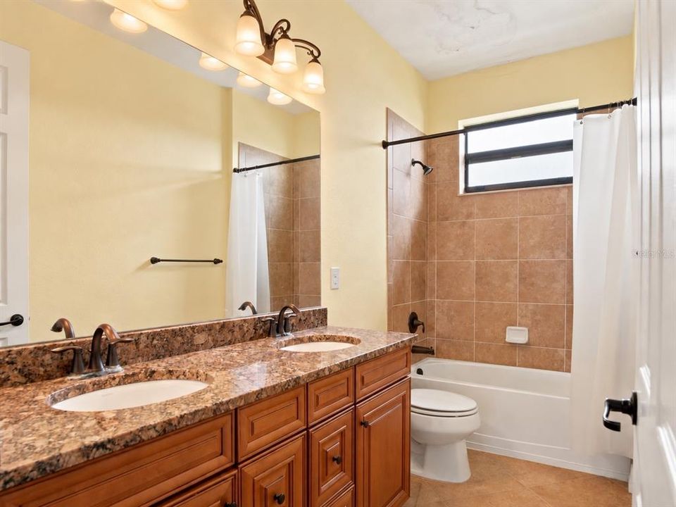 На продажу: $1,100,000 (6 спален, 4 ванн, 3895 Квадратных фут)