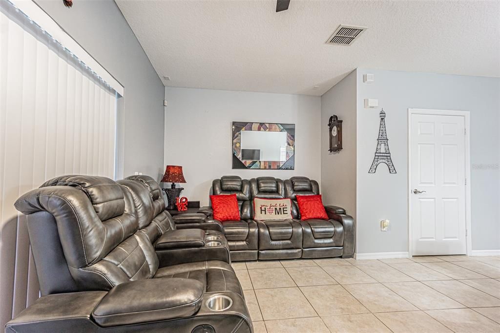 For Sale: $224,900 (2 beds, 2 baths, 1173 Square Feet)