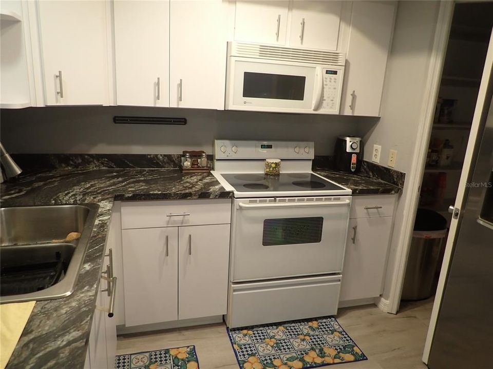 На продажу: $89,900 (2 спален, 2 ванн, 919 Квадратных фут)