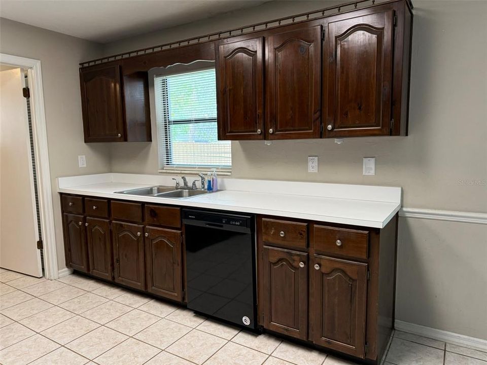 For Rent: $1,800 (3 beds, 2 baths, 1428 Square Feet)