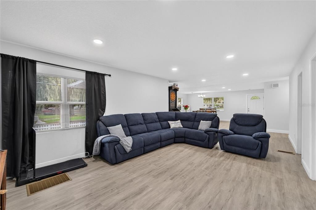 For Sale: $291,000 (3 beds, 2 baths, 1517 Square Feet)