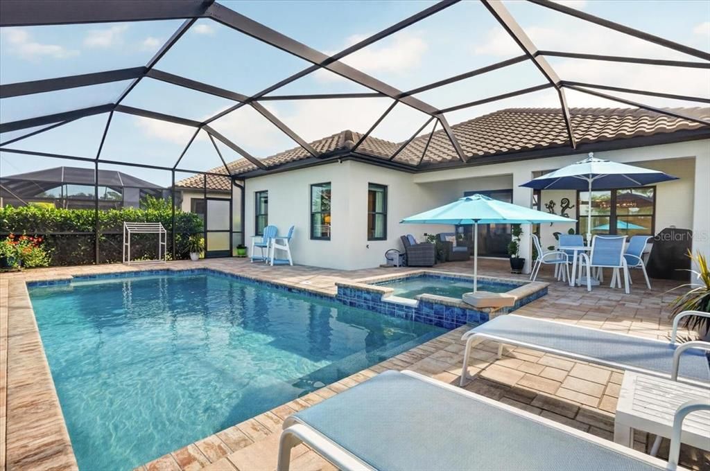 Activo con contrato: $689,000 (4 camas, 3 baños, 2068 Pies cuadrados)