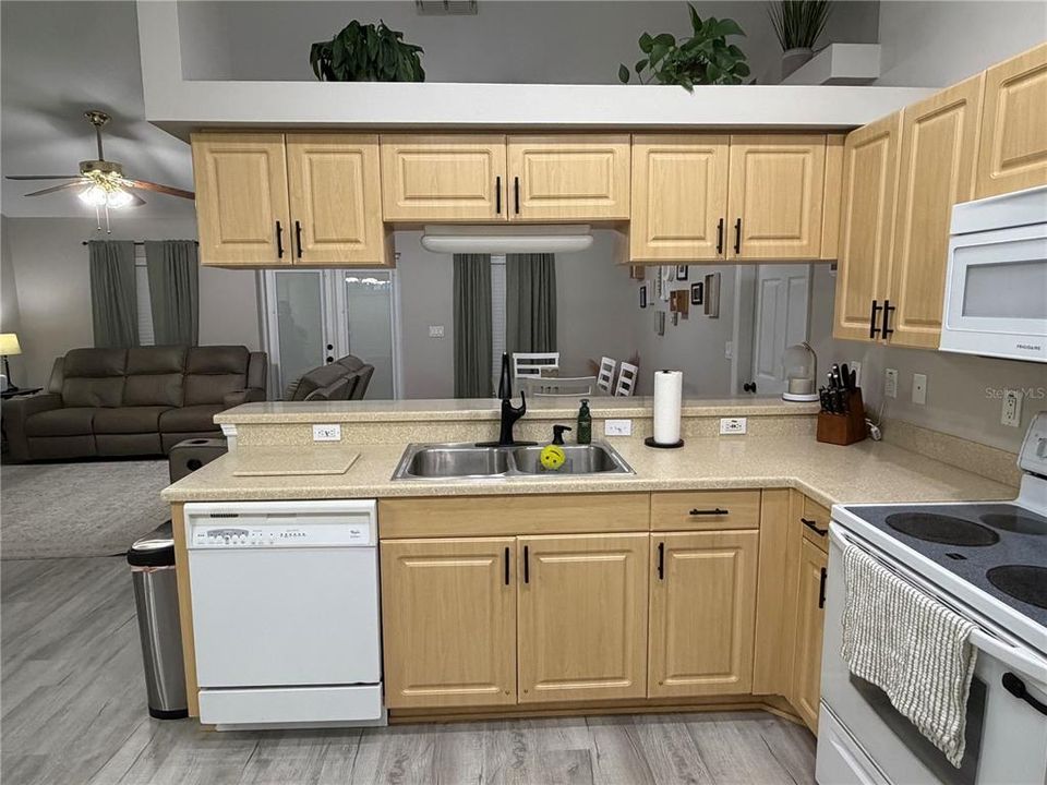 Active With Contract: $319,000 (3 beds, 2 baths, 1465 Square Feet)