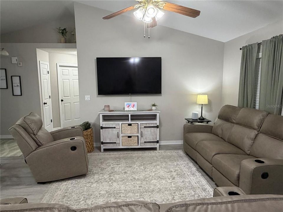 Active With Contract: $319,000 (3 beds, 2 baths, 1465 Square Feet)