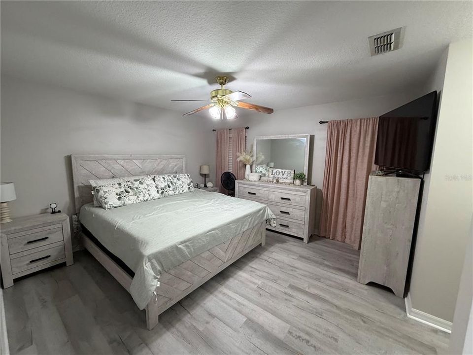 Active With Contract: $319,000 (3 beds, 2 baths, 1465 Square Feet)