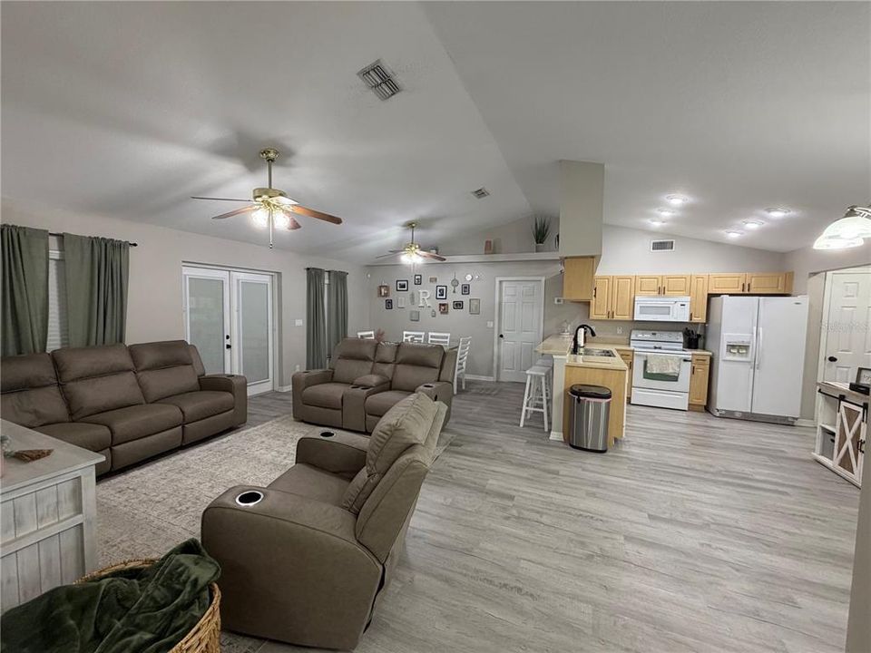 Active With Contract: $319,000 (3 beds, 2 baths, 1465 Square Feet)
