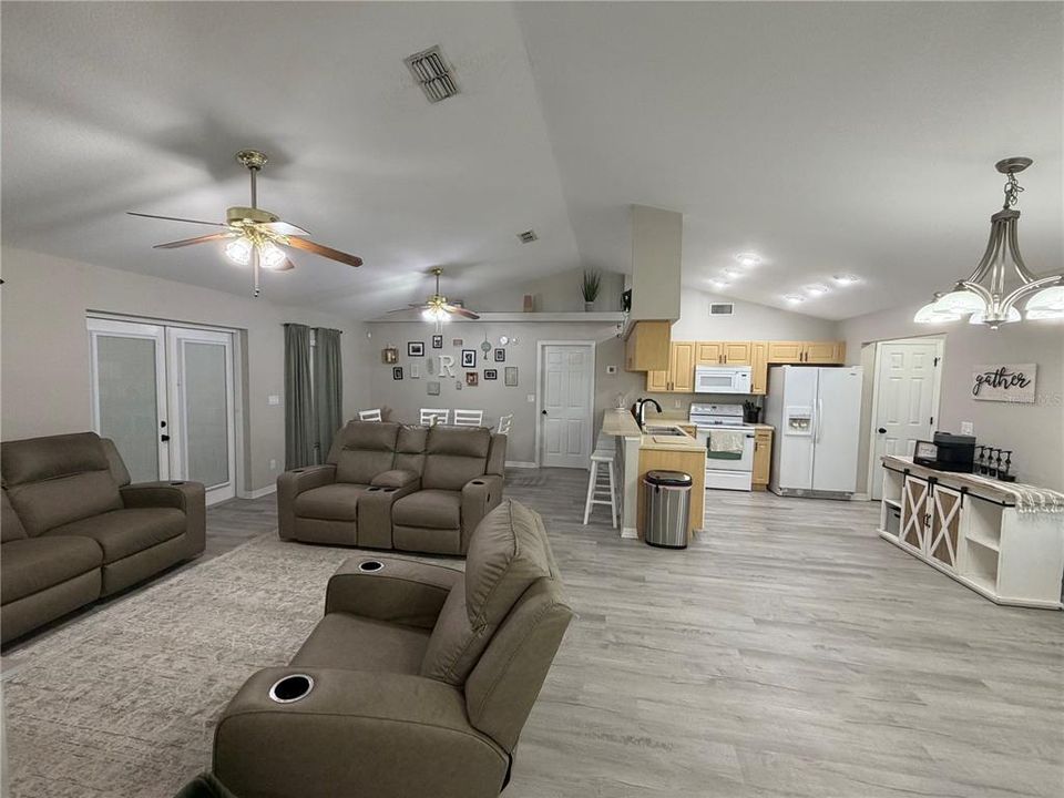 Active With Contract: $319,000 (3 beds, 2 baths, 1465 Square Feet)