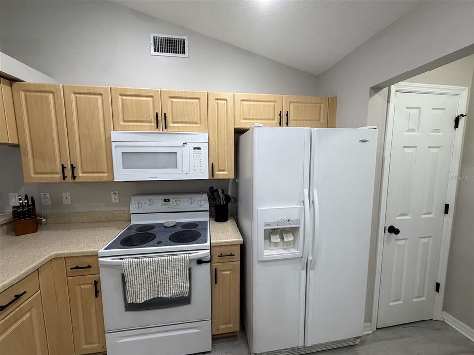 Active With Contract: $319,000 (3 beds, 2 baths, 1465 Square Feet)
