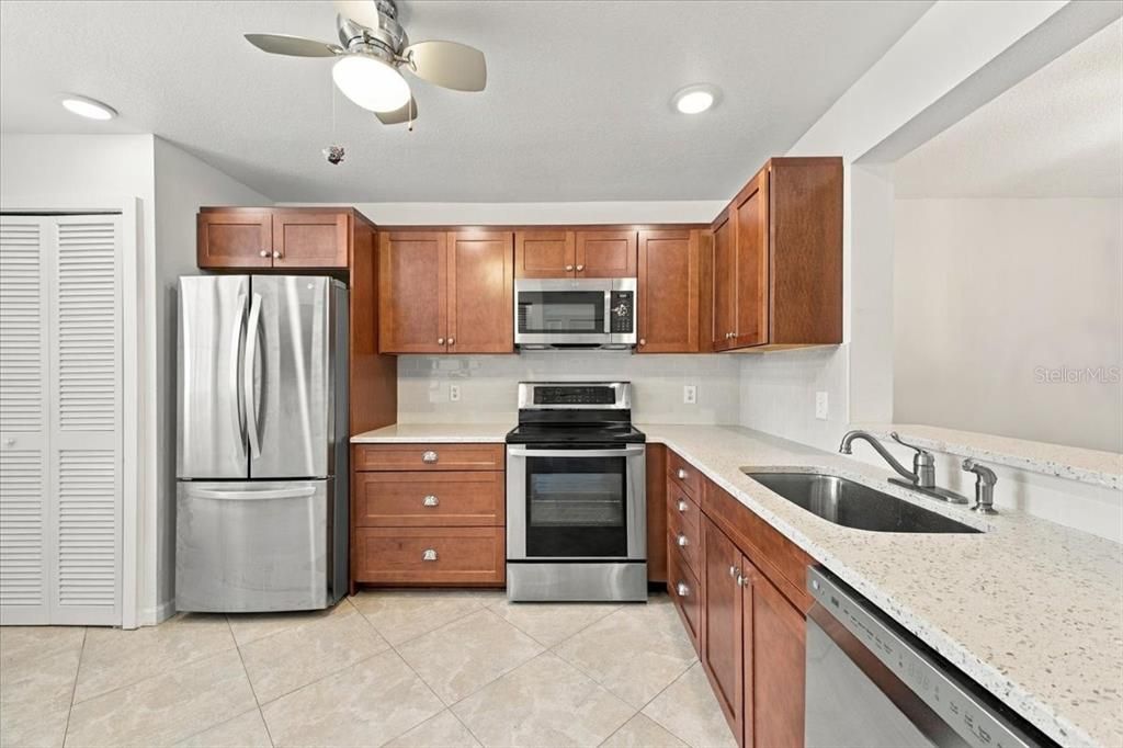 На продажу: $249,000 (2 спален, 2 ванн, 1408 Квадратных фут)