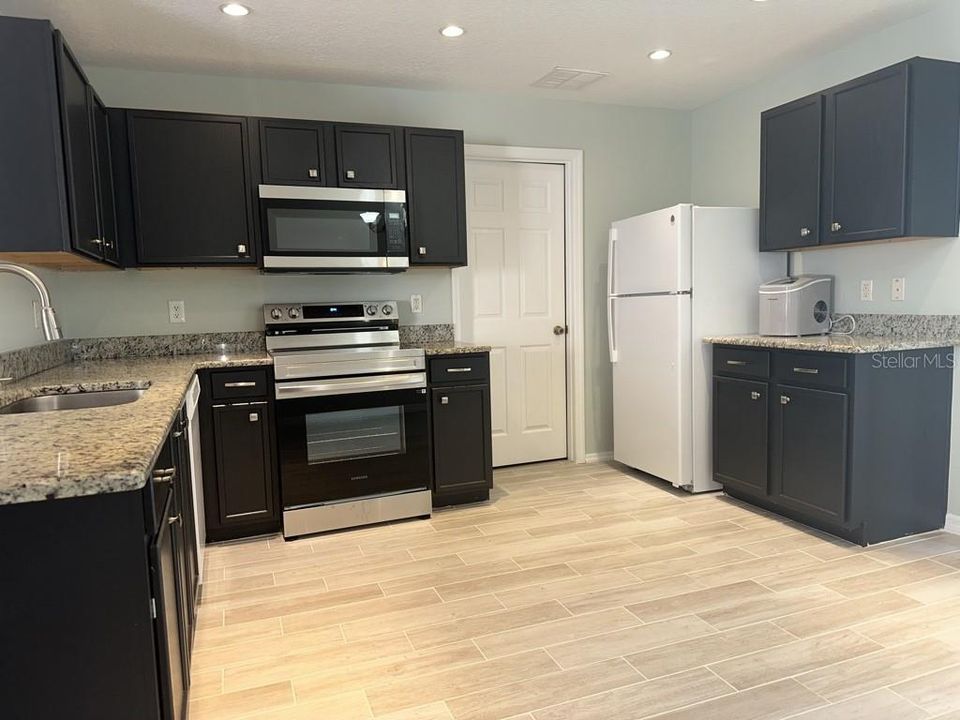 For Rent: $2,350 (3 beds, 2 baths, 1482 Square Feet)