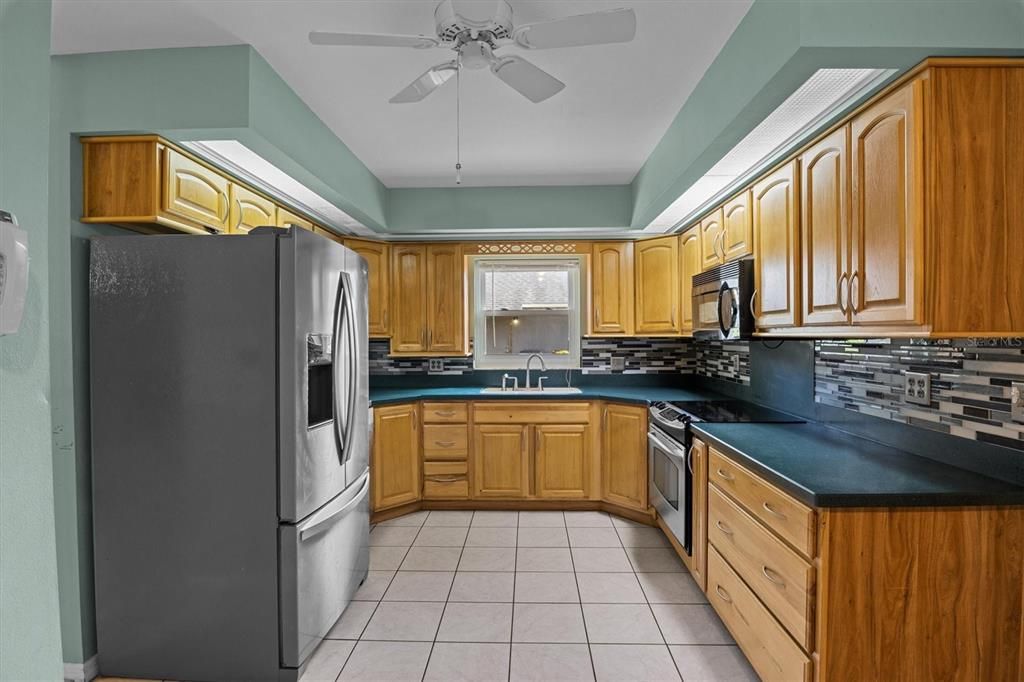 На продажу: $299,900 (4 спален, 2 ванн, 1776 Квадратных фут)