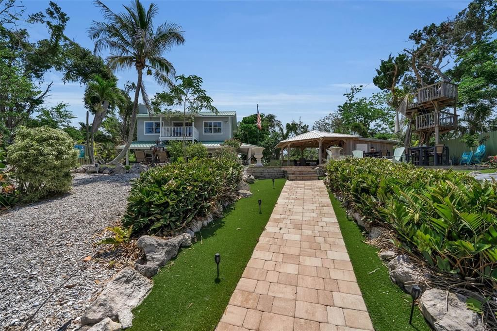 Activo con contrato: $1,875,000 (3 camas, 2 baños, 2700 Pies cuadrados)