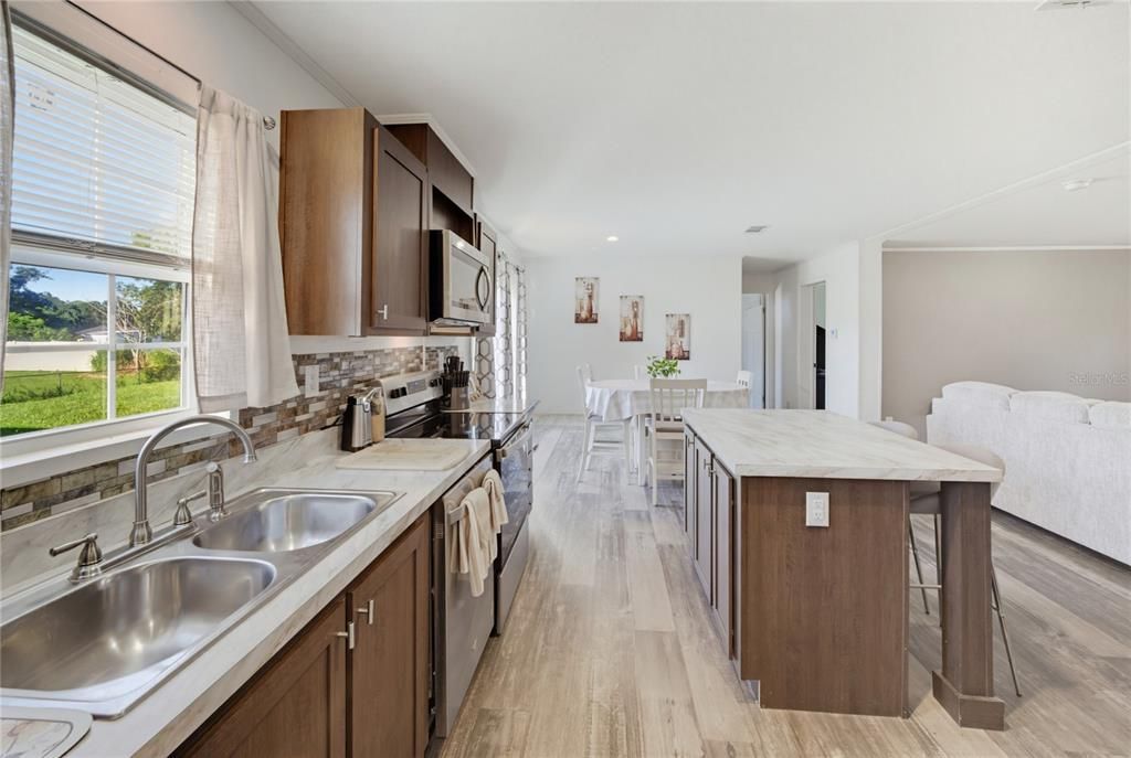 For Sale: $250,000 (3 beds, 2 baths, 1539 Square Feet)