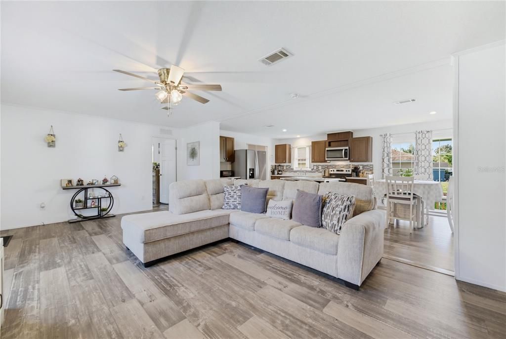 For Sale: $250,000 (3 beds, 2 baths, 1539 Square Feet)