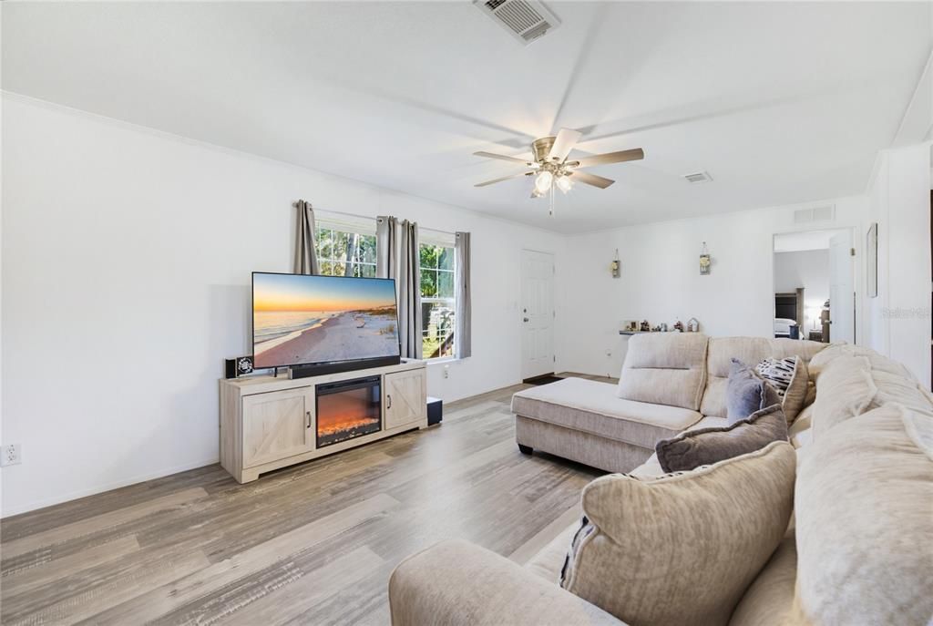 For Sale: $250,000 (3 beds, 2 baths, 1539 Square Feet)