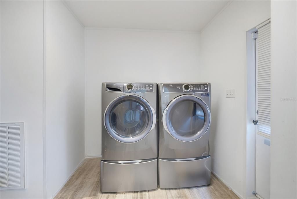 For Sale: $250,000 (3 beds, 2 baths, 1539 Square Feet)
