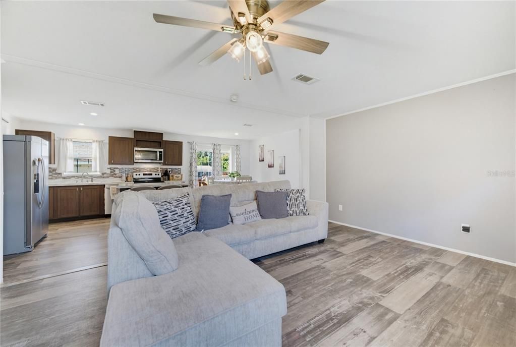 For Sale: $250,000 (3 beds, 2 baths, 1539 Square Feet)