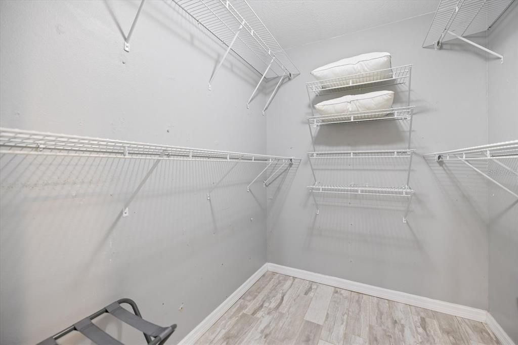 Activo con contrato: $645,900 (3 camas, 2 baños, 1717 Pies cuadrados)