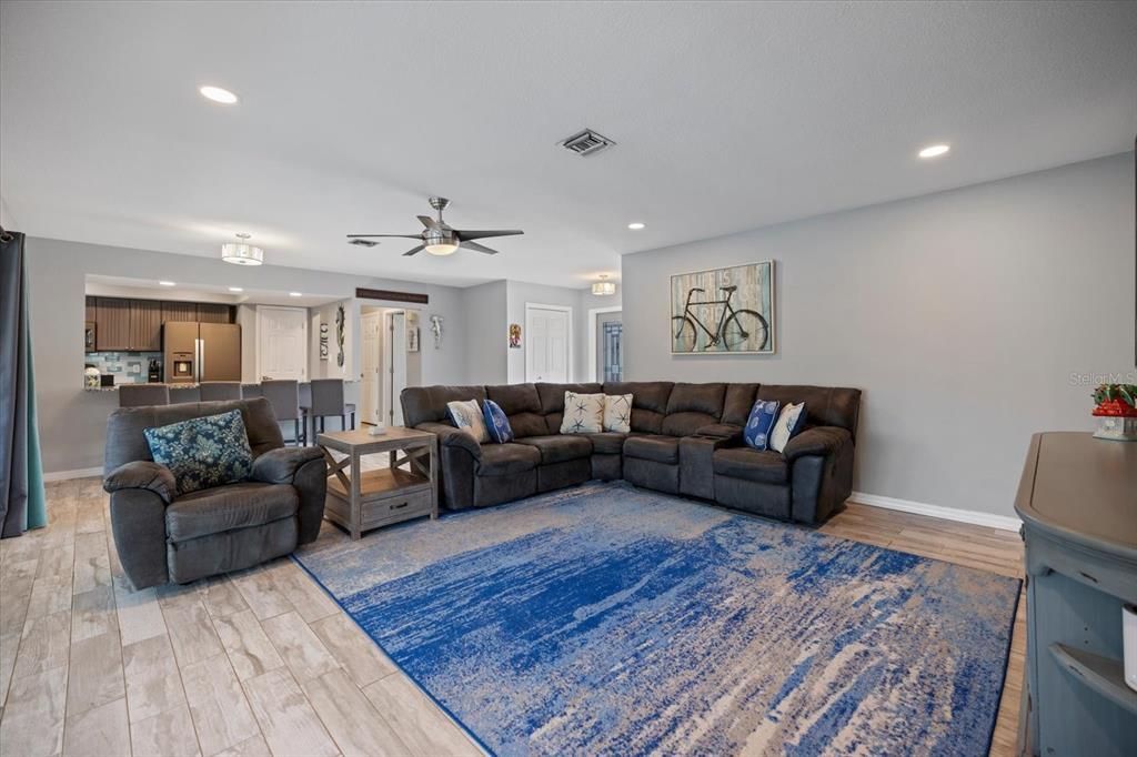 Activo con contrato: $645,900 (3 camas, 2 baños, 1717 Pies cuadrados)