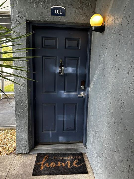 For Sale: $165,000 (2 beds, 2 baths, 910 Square Feet)