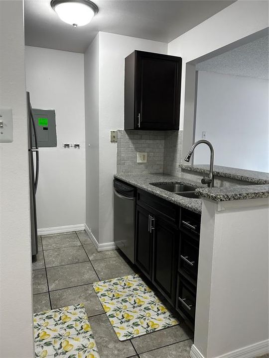 For Sale: $165,000 (2 beds, 2 baths, 910 Square Feet)