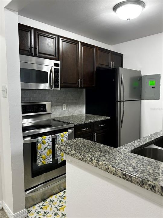 For Sale: $165,000 (2 beds, 2 baths, 910 Square Feet)