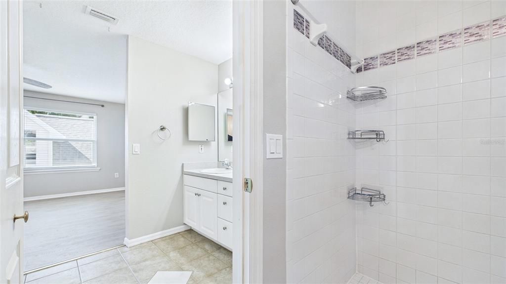 В аренду: $3,800 (4 спален, 2 ванн, 1710 Квадратных фут)