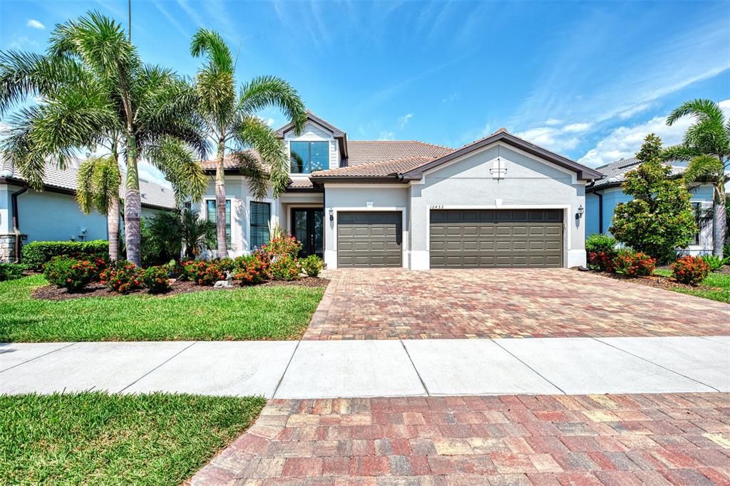 For Sale: $1,399,900 (4 beds, 4 baths, 3884 Square Feet)