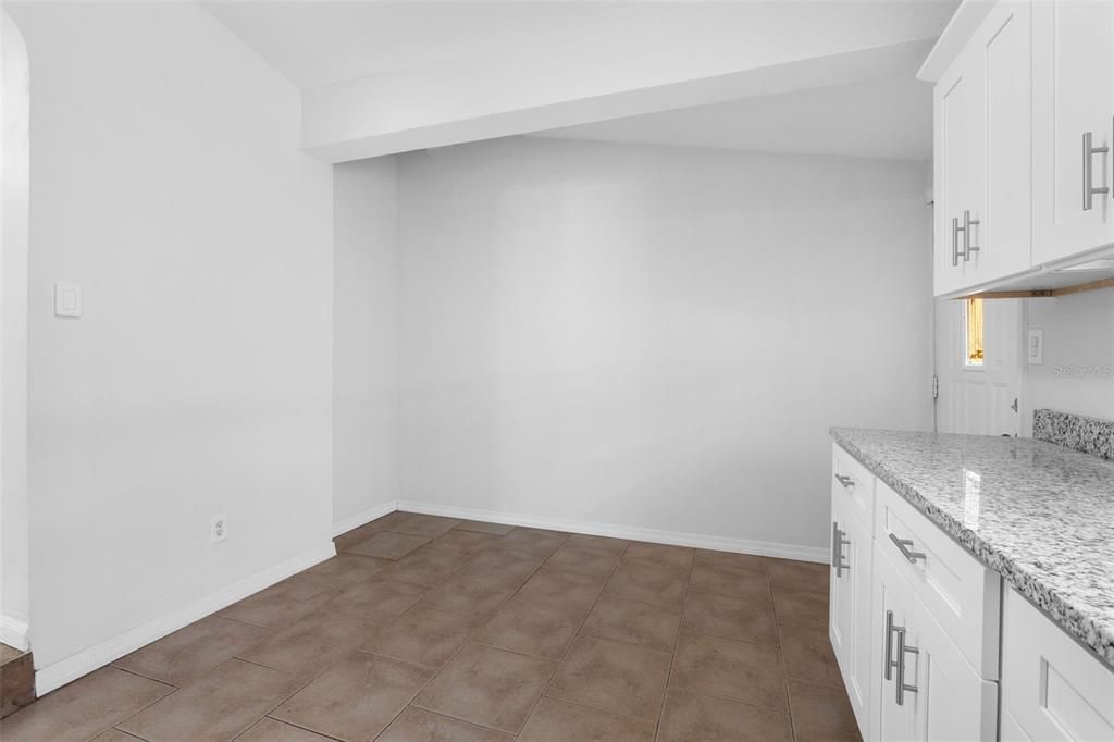 На продажу: $319,000 (5 спален, 2 ванн, 1531 Квадратных фут)