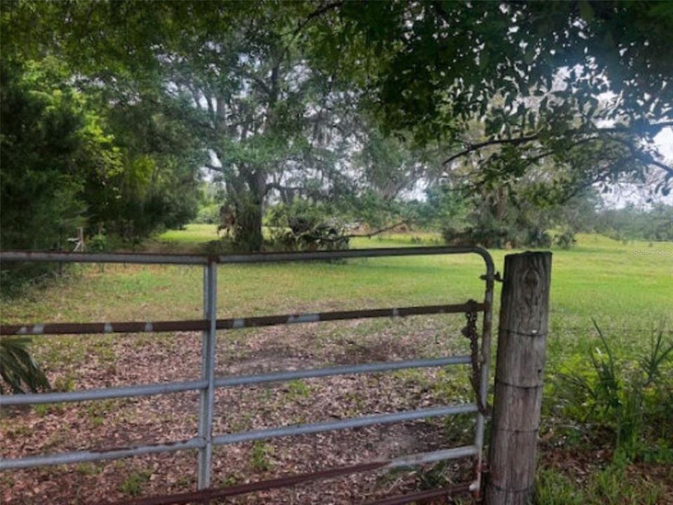 На продажу: $2,300,000 (53.85 acres)