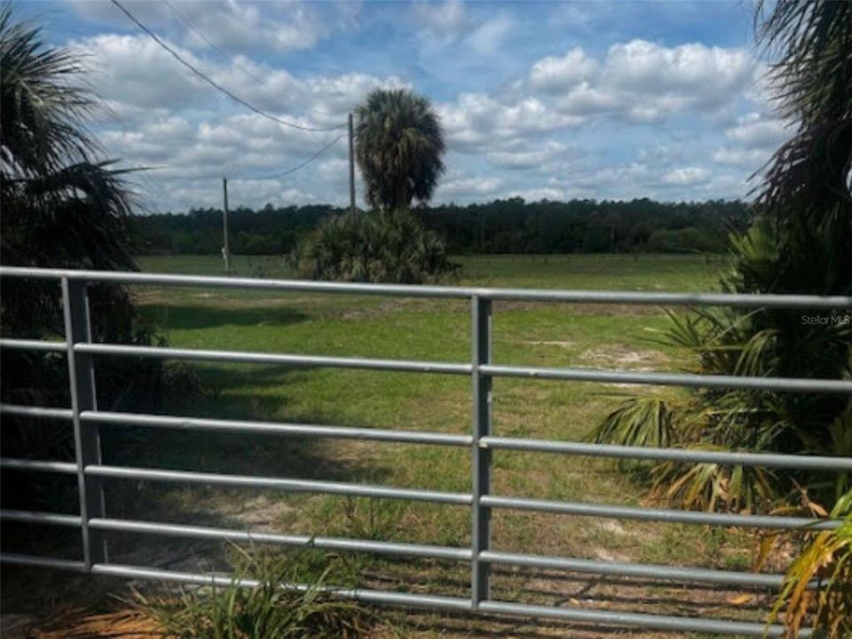 На продажу: $2,300,000 (53.85 acres)