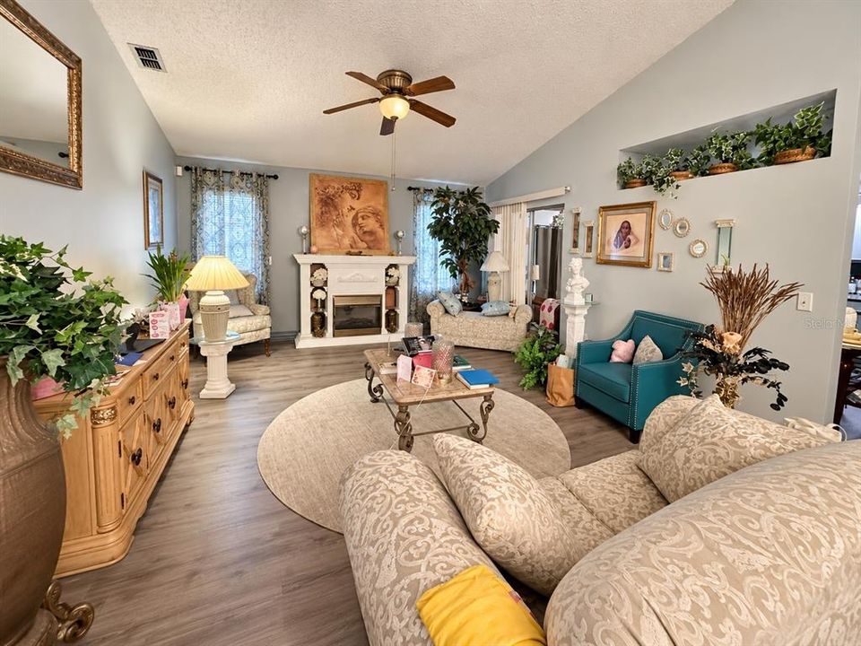 For Sale: $500,000 (3 beds, 2 baths, 1971 Square Feet)