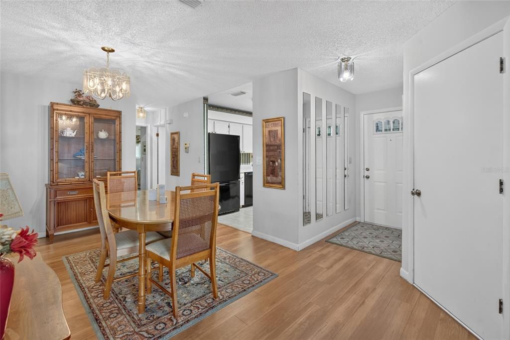 На продажу: $192,900 (2 спален, 2 ванн, 1089 Квадратных фут)