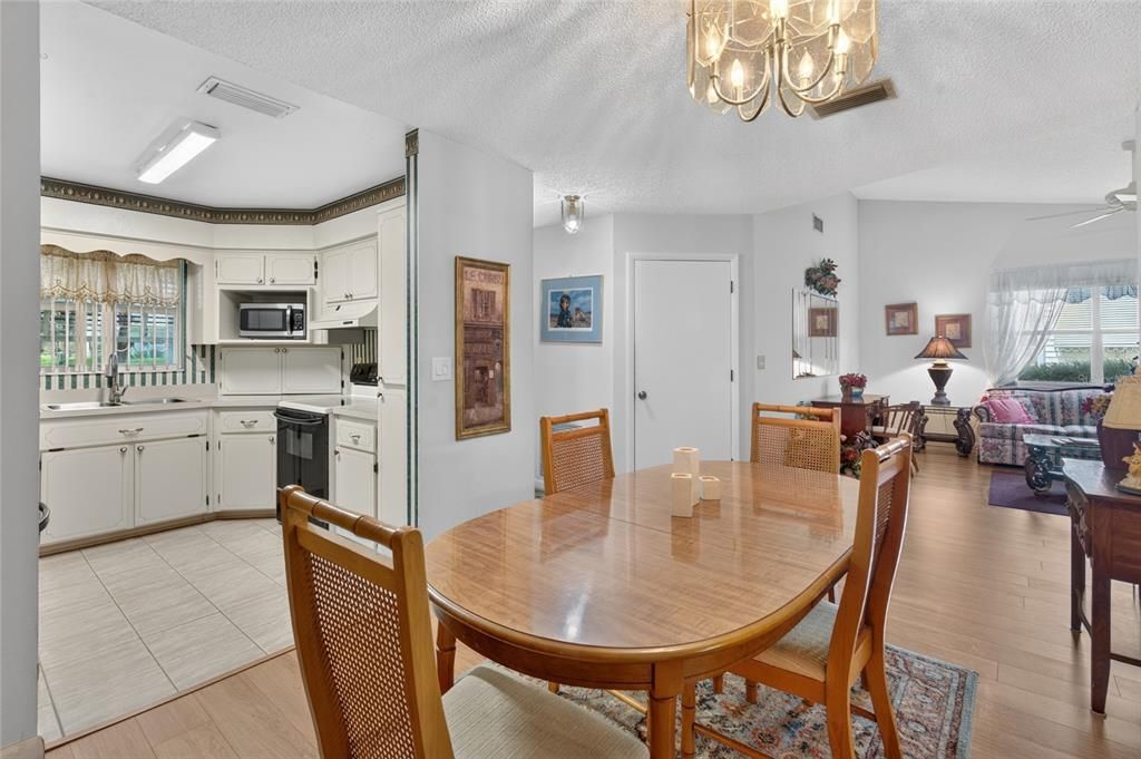 На продажу: $192,900 (2 спален, 2 ванн, 1089 Квадратных фут)