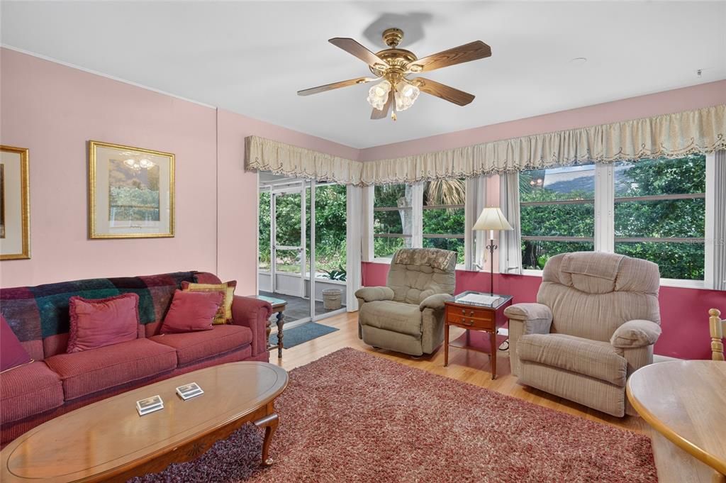 На продажу: $192,900 (2 спален, 2 ванн, 1089 Квадратных фут)