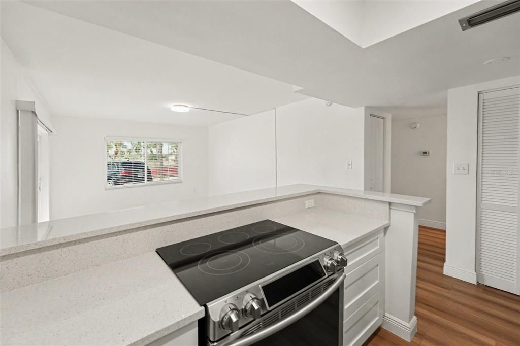 For Sale: $204,000 (1 beds, 1 baths, 595 Square Feet)