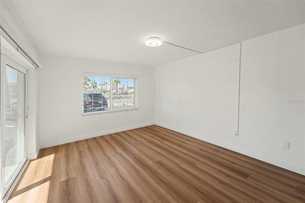 For Sale: $204,000 (1 beds, 1 baths, 595 Square Feet)