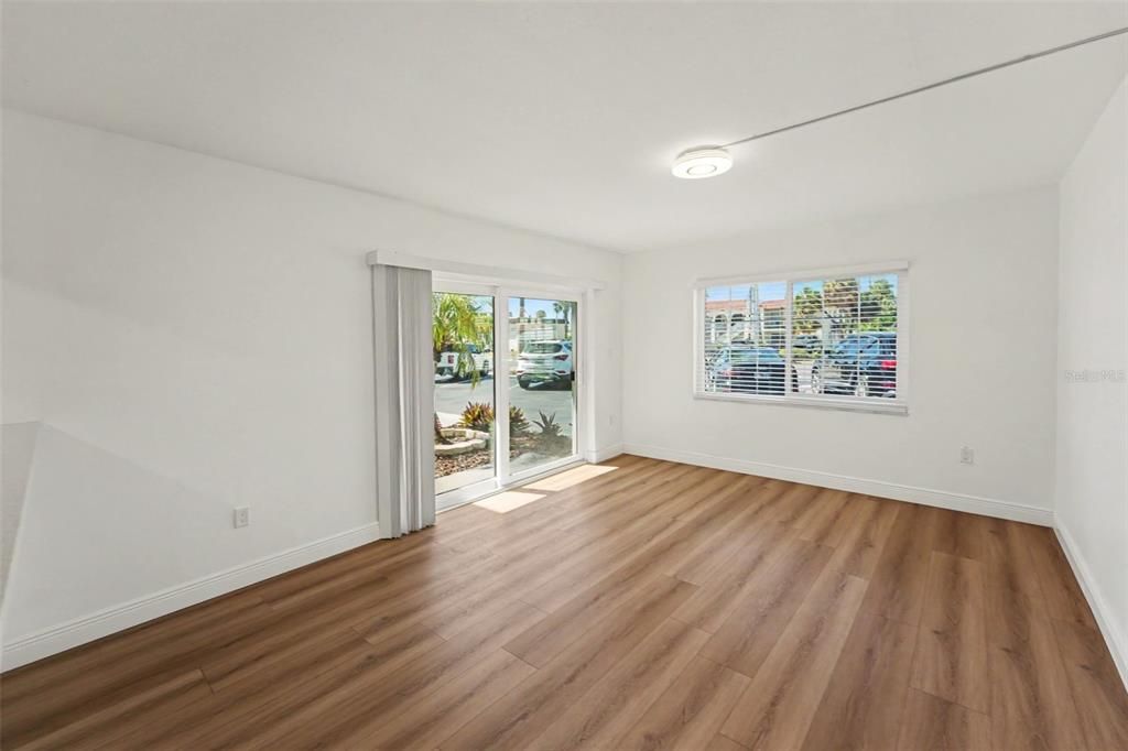 For Sale: $204,000 (1 beds, 1 baths, 595 Square Feet)