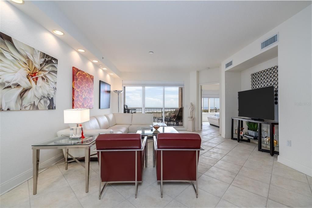 For Sale: $750,000 (2 beds, 2 baths, 1450 Square Feet)
