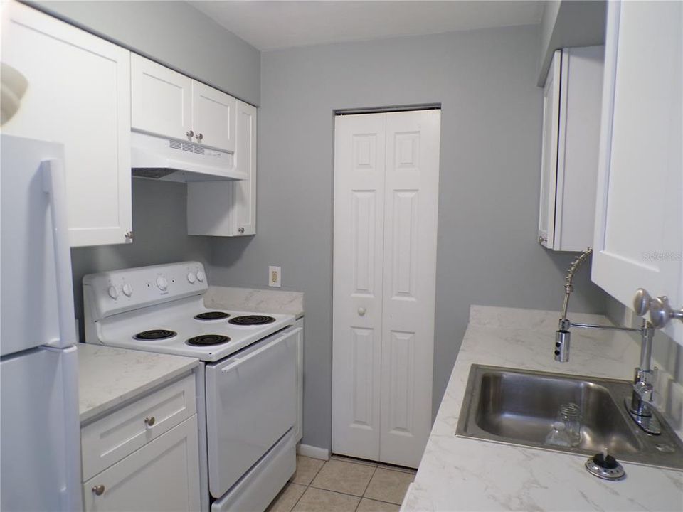 For Rent: $1,275 (2 beds, 1 baths, 2430 Square Feet)