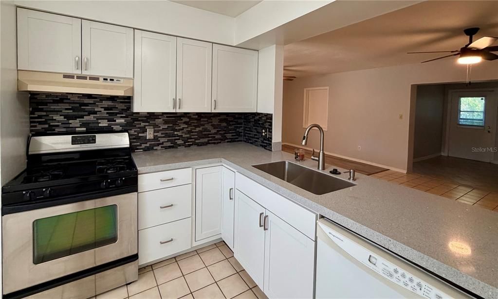 For Sale: $229,000 (2 beds, 1 baths, 1279 Square Feet)