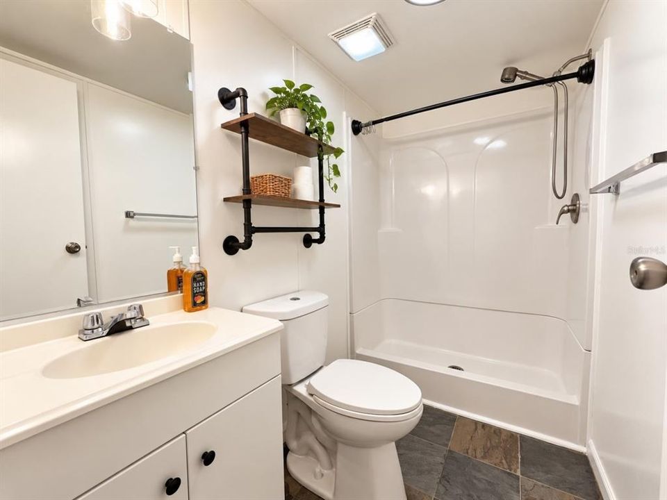 Active With Contract: $1,100 (2 beds, 1 baths, 644 Square Feet)
