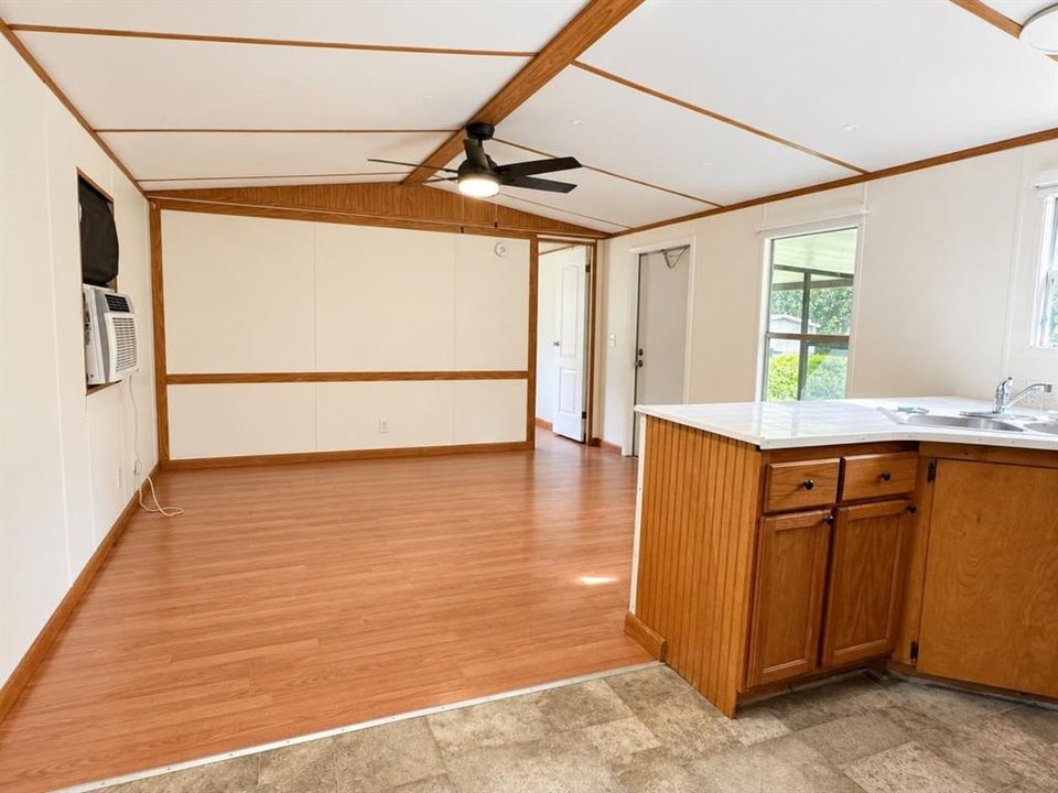 Active With Contract: $1,100 (2 beds, 1 baths, 644 Square Feet)