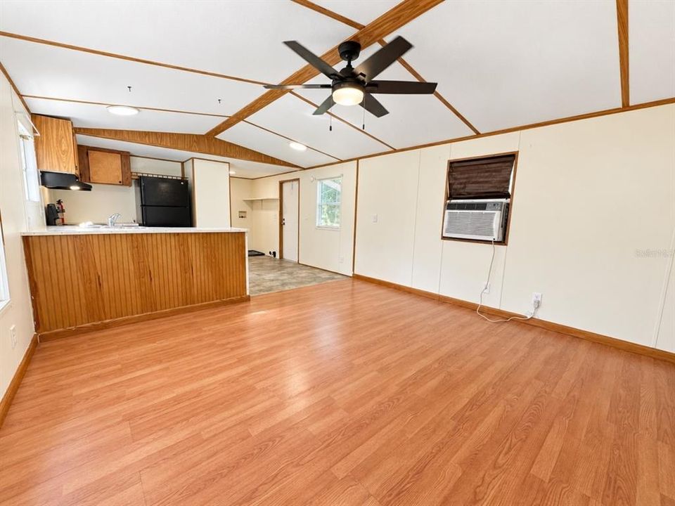 Active With Contract: $1,100 (2 beds, 1 baths, 644 Square Feet)