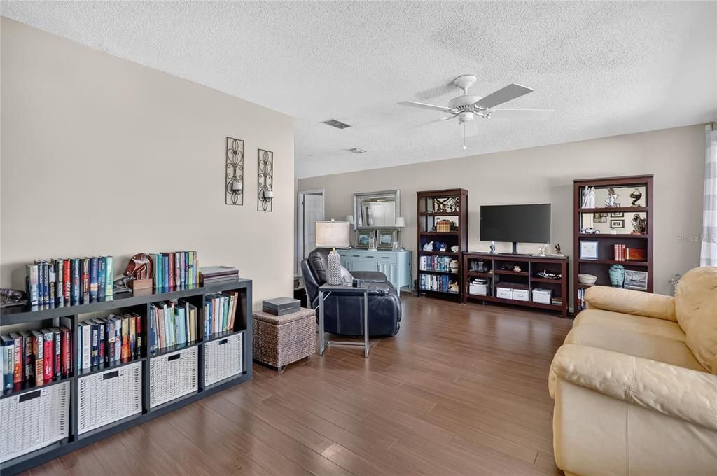 For Sale: $425,000 (3 beds, 2 baths, 1894 Square Feet)