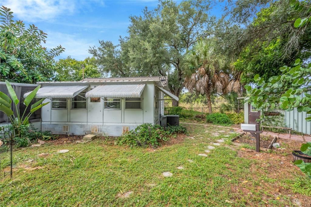For Sale: $159,999 (1 beds, 1 baths, 400 Square Feet)